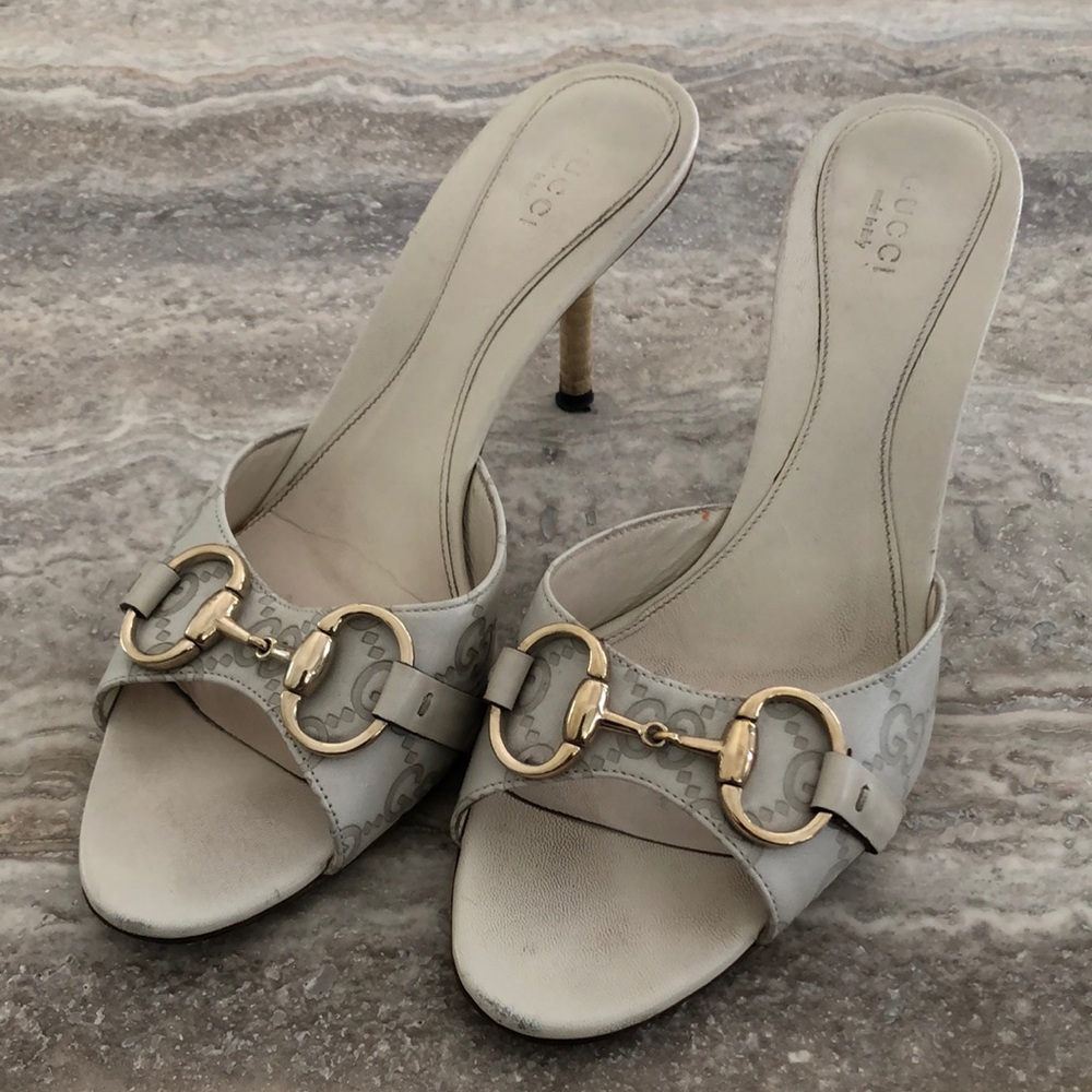 Gucci leather gold horse bit sandal pumps, beige, gold. Pre-Loved condition.
